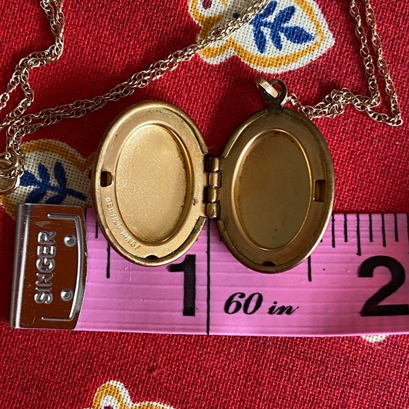 VTG I WEH I 14K Gold Filled Oval Locket - Medium - Picture 13 of 16